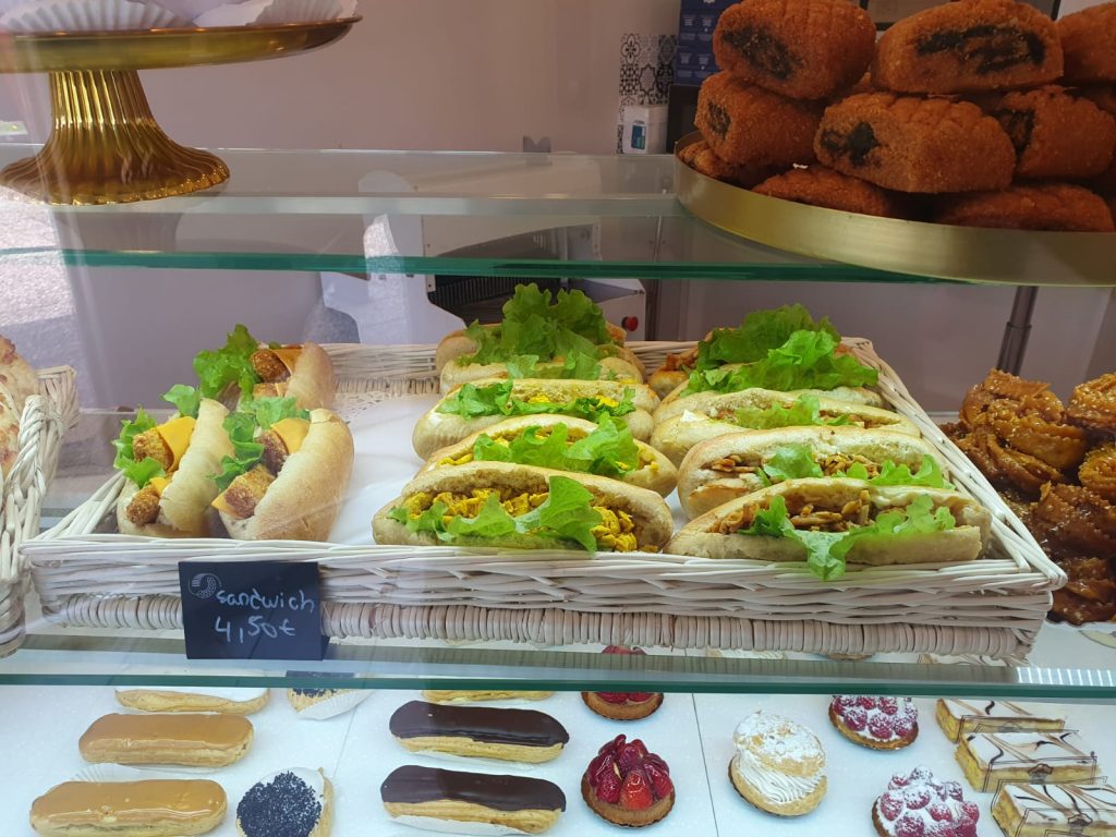 vitrine de boulangerie avec des sandwich